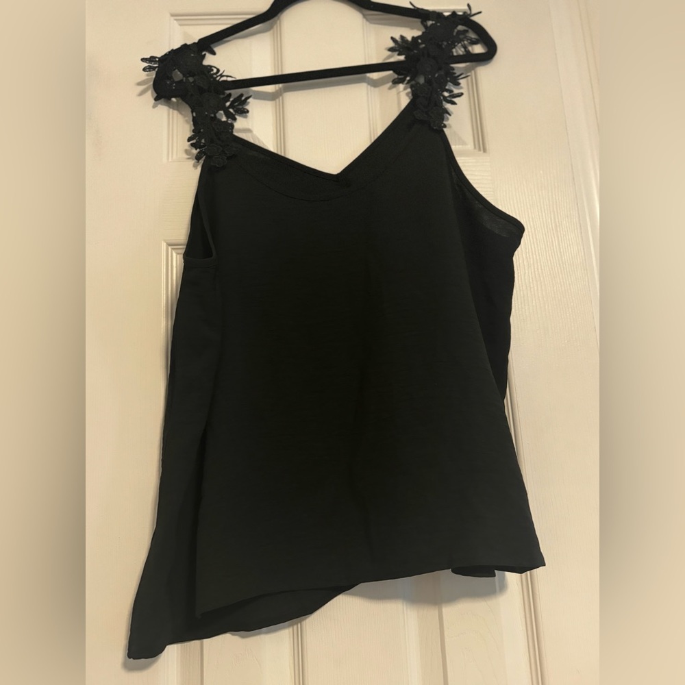 Elegant Black Sleeveless Top - Picture 3 of 3